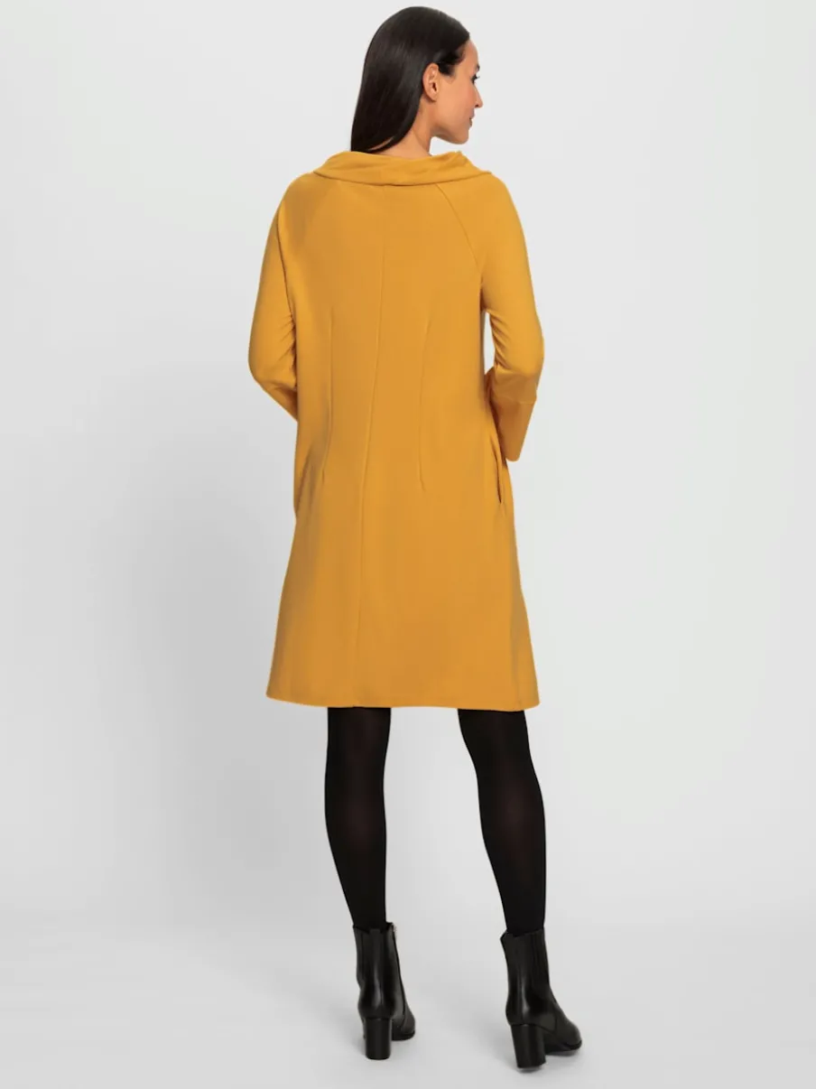 Robe en jersey fluide avec large col montant et poches