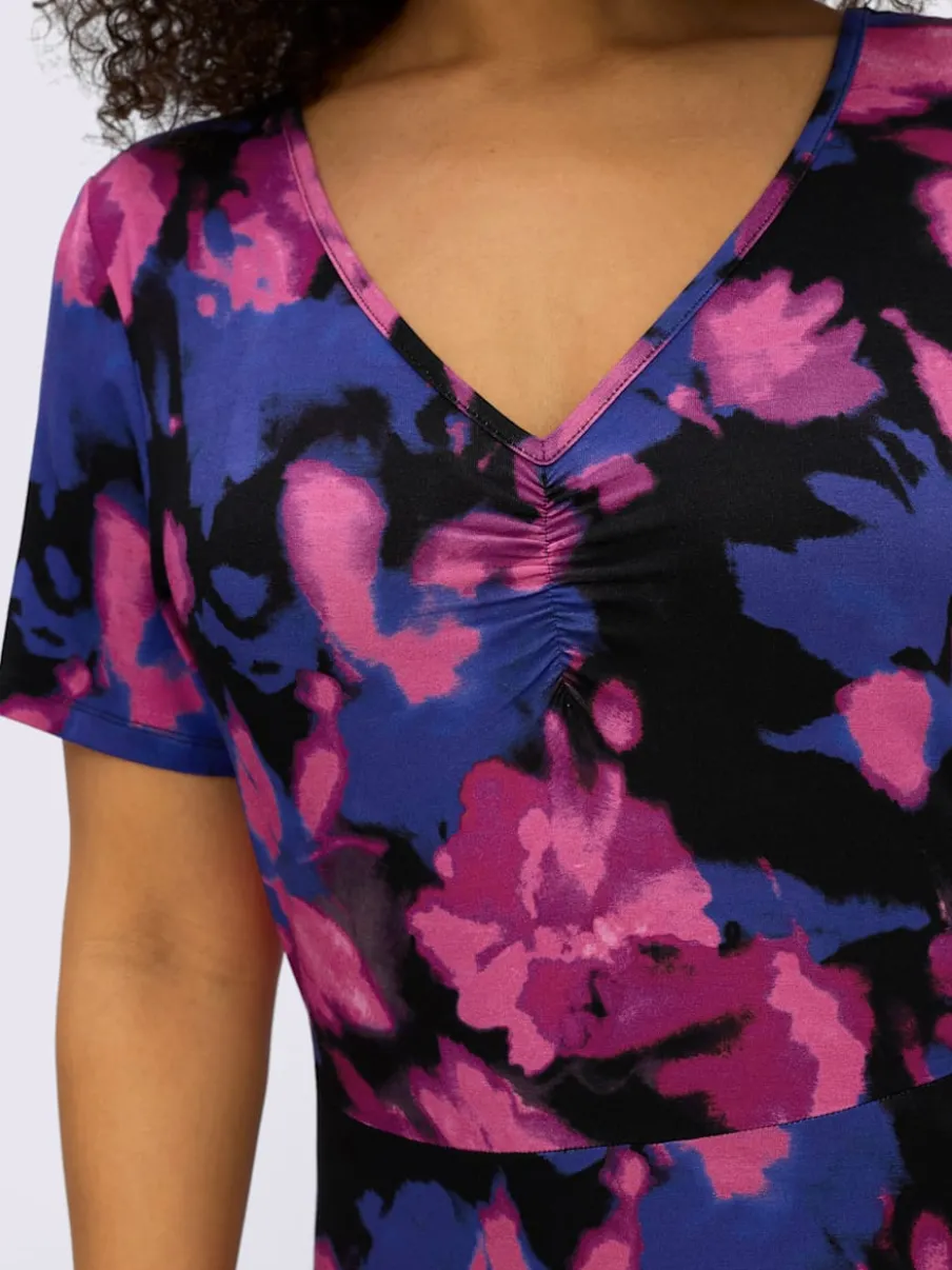 Robe en jersey fronce légère à l'encolure en v