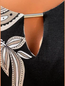 Robe en jersey à motifs floraux et large col arrondi avec manches courtes