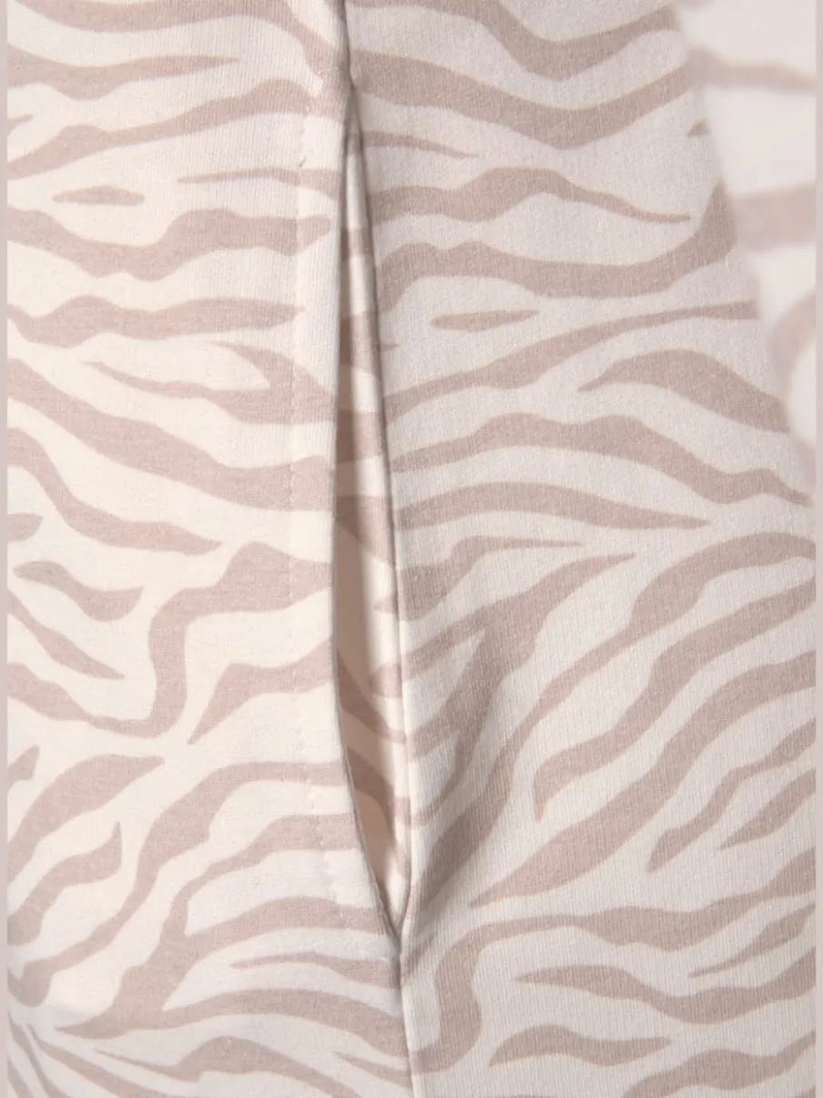 Robe en matière sweat avec capuche et poches latérales