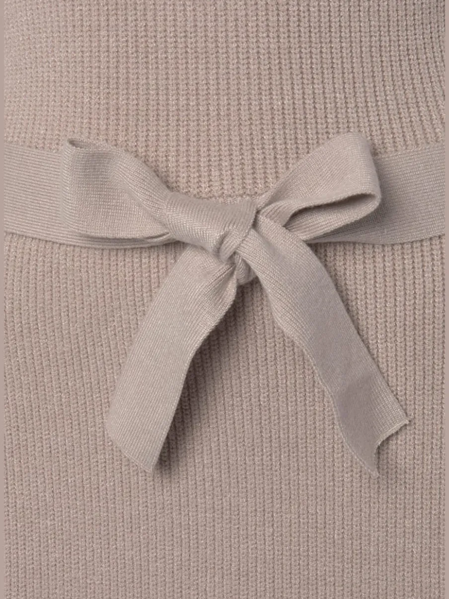 Robe en tricot avec encolure en V et ceinture à nouer