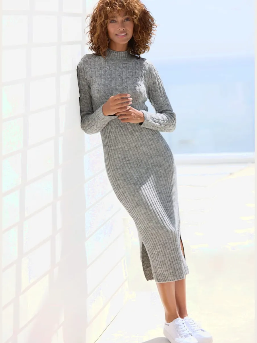 Robe en tricot col montant avec manches longues et jupe fendue