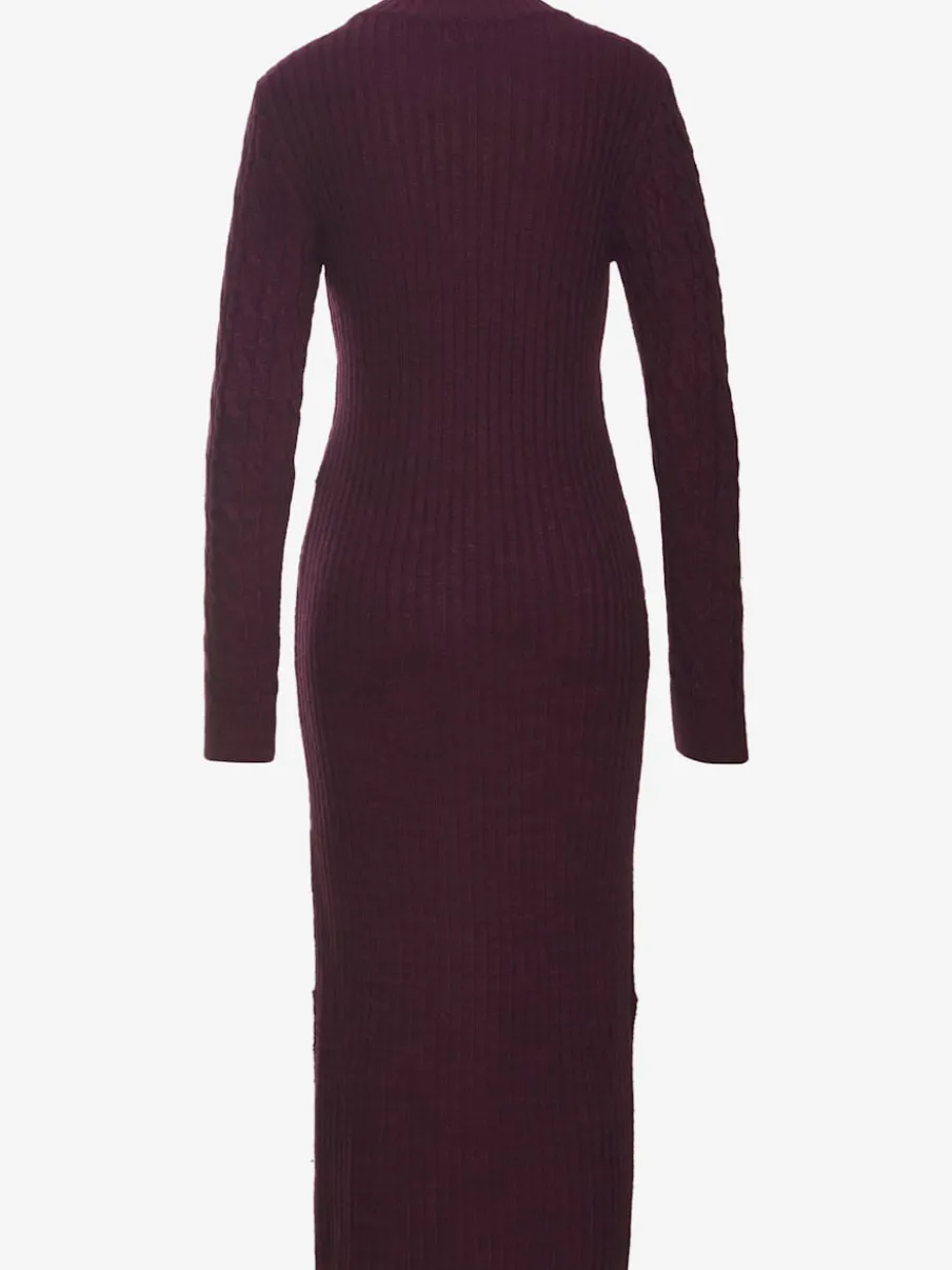 Robe en tricot col montant avec manches longues et jupe fendue