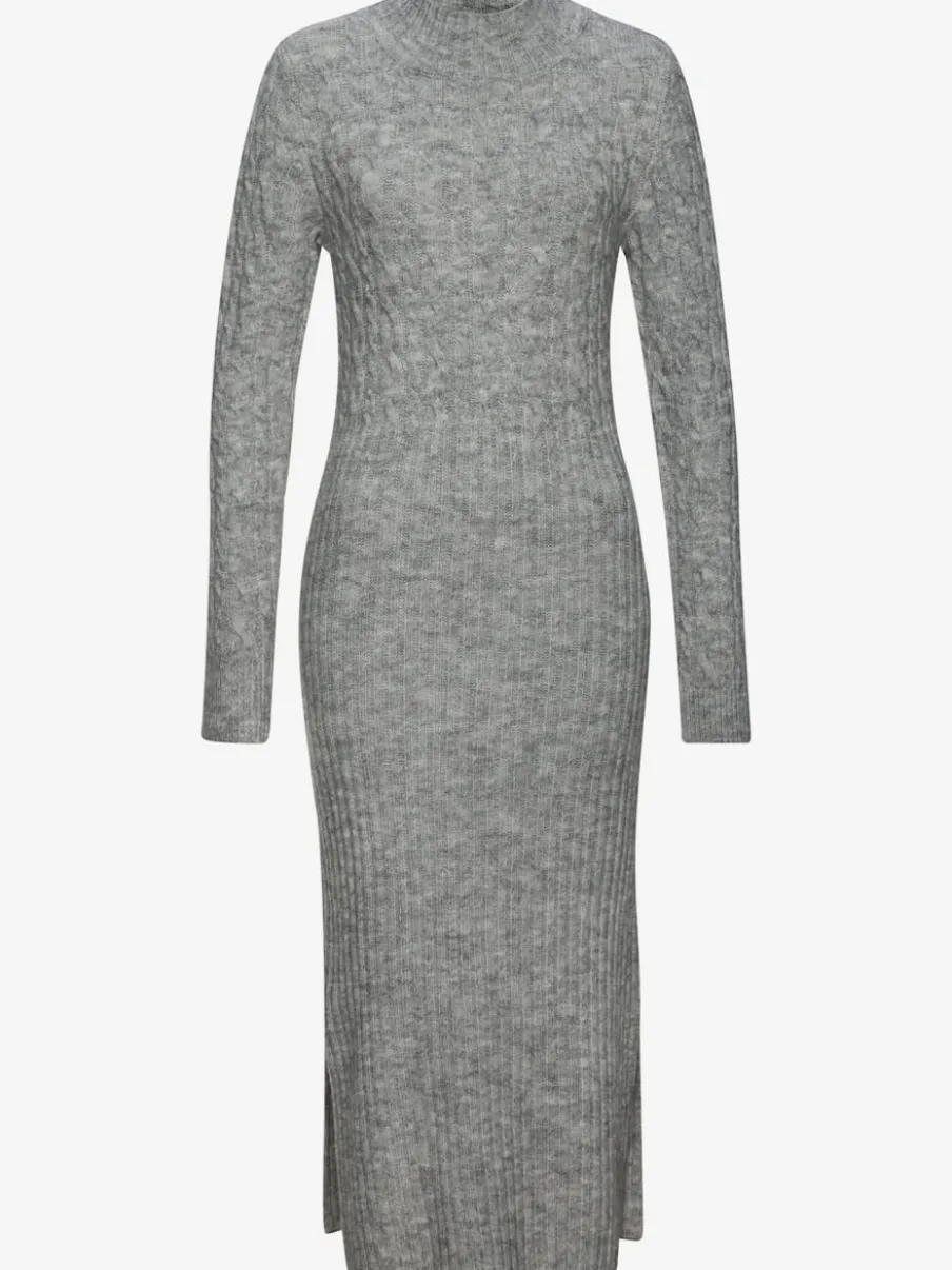 Robe en tricot col montant avec manches longues et jupe fendue