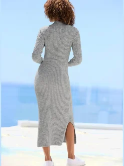 Robe en tricot col montant avec manches longues et jupe fendue