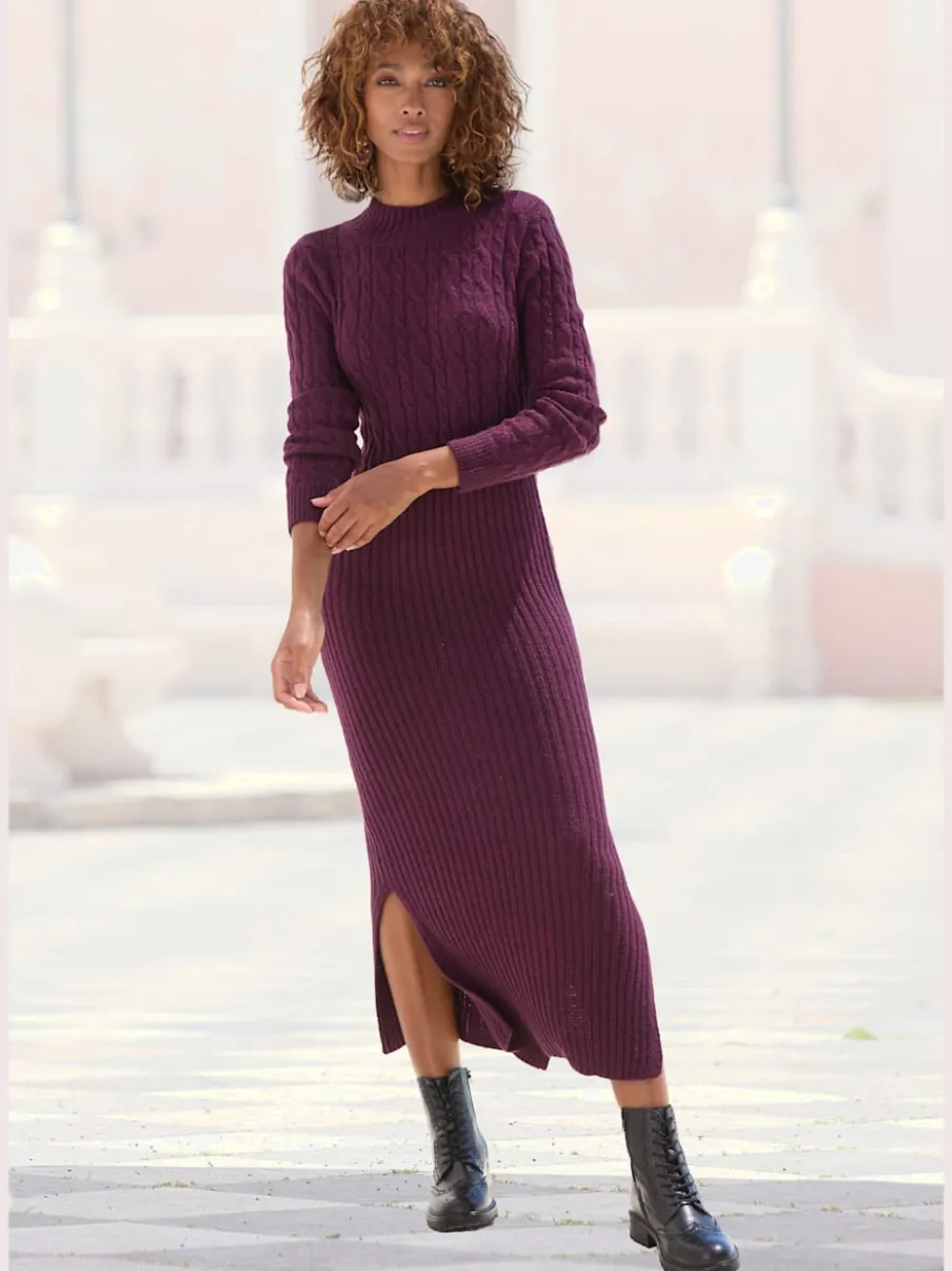 Robe en tricot col montant avec manches longues et jupe fendue