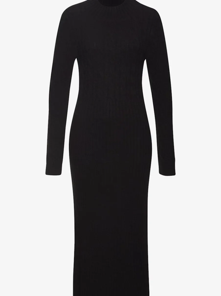 Robe en tricot col montant avec manches longues et jupe fendue