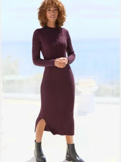 Robe en tricot col montant avec manches longues et jupe fendue