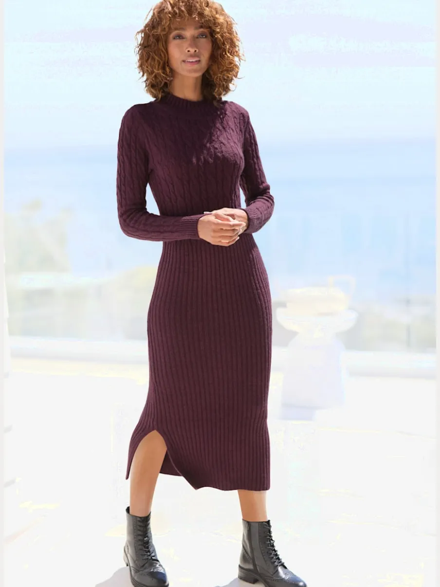 Robe en tricot col montant avec manches longues et jupe fendue