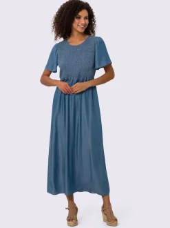 Robe féminine smockée avec manches courtes et poches