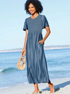 Robe féminine smockée avec manches courtes et poches