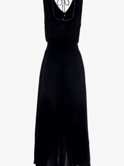 Robe longue avec bordure en dentelle et volant.