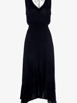 Robe longue avec bordure en dentelle et volant.