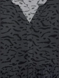 Robe longue avec encolure en v et manches longues élastiquées à motifs imprimés.