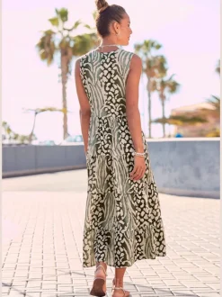 Robe longue avec encolure ronde à imprimé animal.