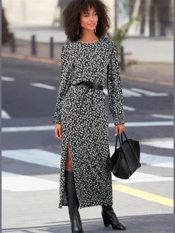 Robe longue avec encolure ronde et manches longues fleuries