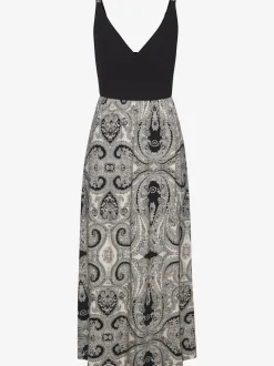 Robe longue à l'encolure en V et jupe imprimée