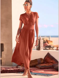 Robe midi à encolure avec glissière et empiècement.