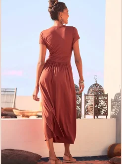 Robe midi à encolure avec glissière et empiècement.
