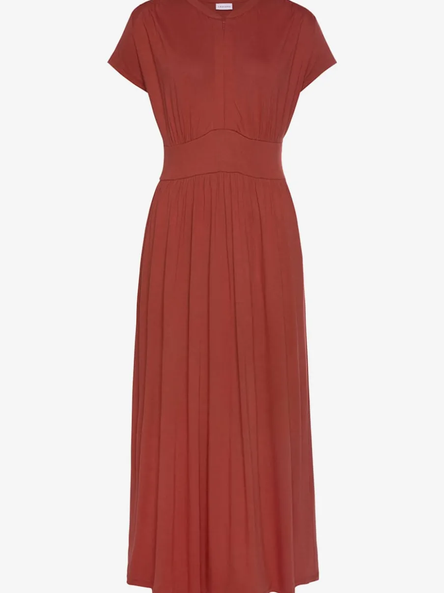 Robe midi à encolure avec glissière et empiècement.