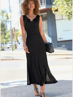 Robe mi-longue à encolure avec découpe et accessoire argenté