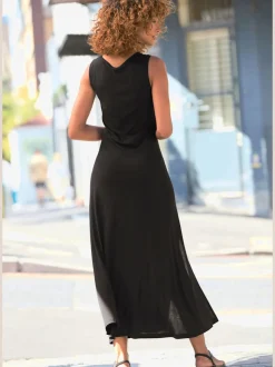 Robe mi-longue à encolure avec découpe et accessoire argenté
