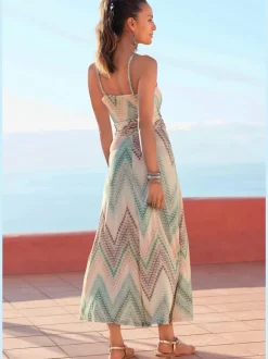 Robe mi-longue à encolure ronde avec empiècements et fente latérale