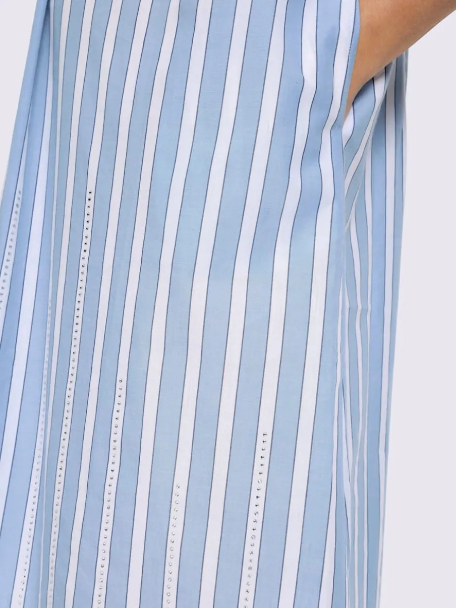 Robe à rayures sportives avec col V et manches courtes