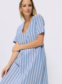 Robe à rayures sportives avec col V et manches courtes