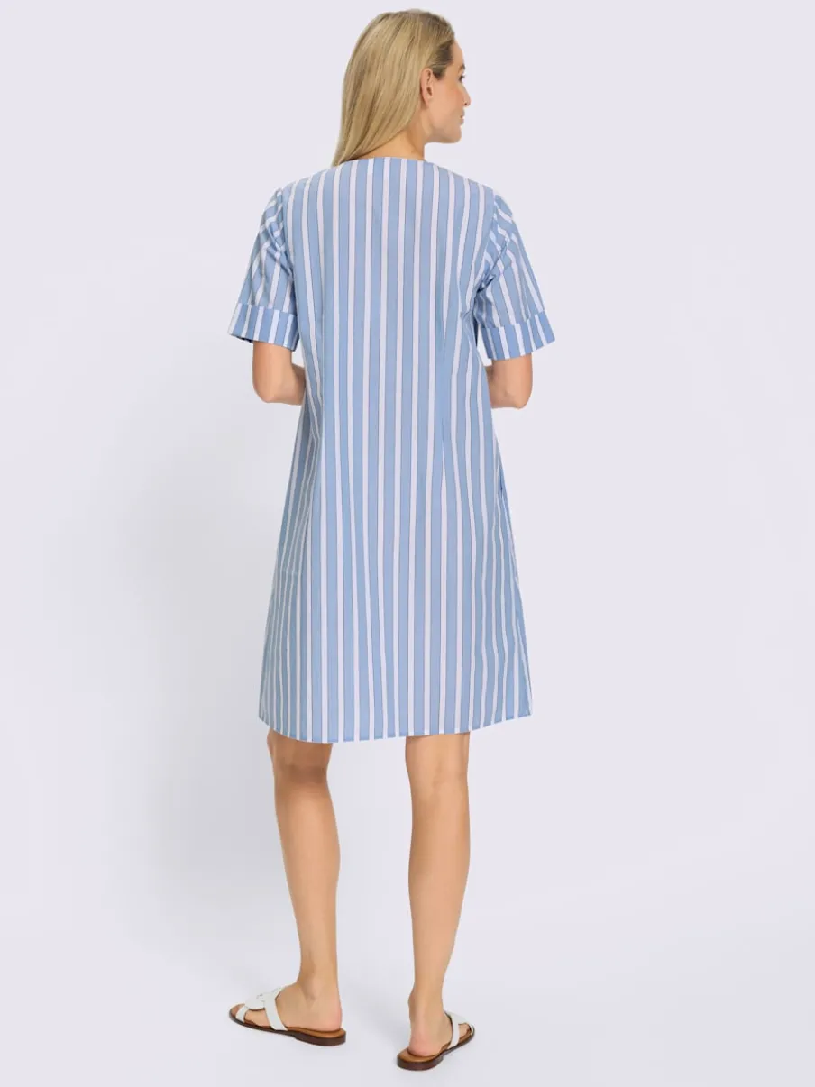 Robe à rayures sportives avec col V et manches courtes