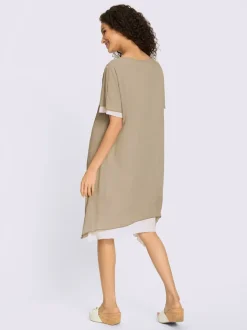 Robe simple en tissu léger avec ourlet pointu