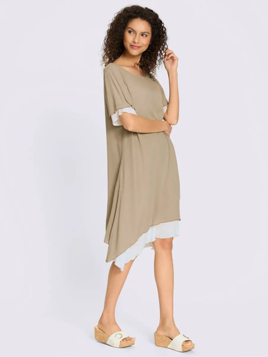 Robe simple en tissu léger avec ourlet pointu