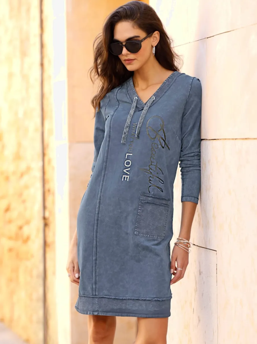 Robe sweat à col en V avec inscription et poches.