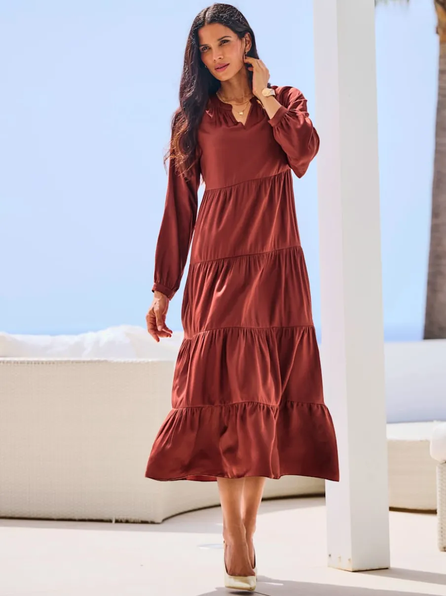 Robe tissée en satin avec encolure ronde et manches longues