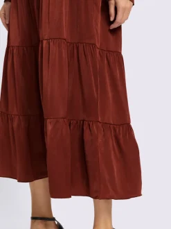 Robe tissée en satin avec encolure ronde et manches longues