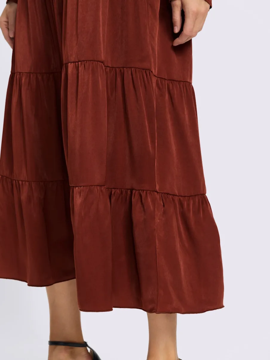 Robe tissée en satin avec encolure ronde et manches longues