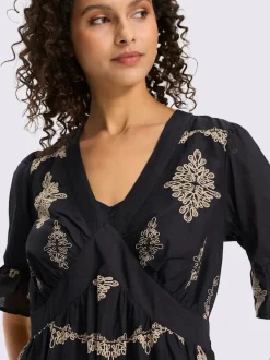 Robe évasée en coton avec col V et manches courtes à volants