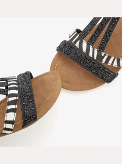Sandales avec superbes éléments décoratifs au style ethnique