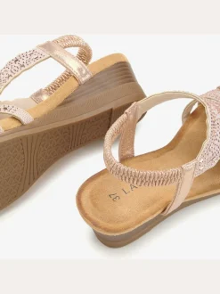 Sandales compensées détails brillants discrets – apportent une touche féminine et élégante à n'importe quelle tenue estivale