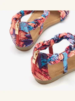 Sandales estivales avec brides fantaisie raffinées et design tressé coloré