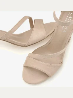 Sandales style féminin élégant, inspiré du talon kitten heel