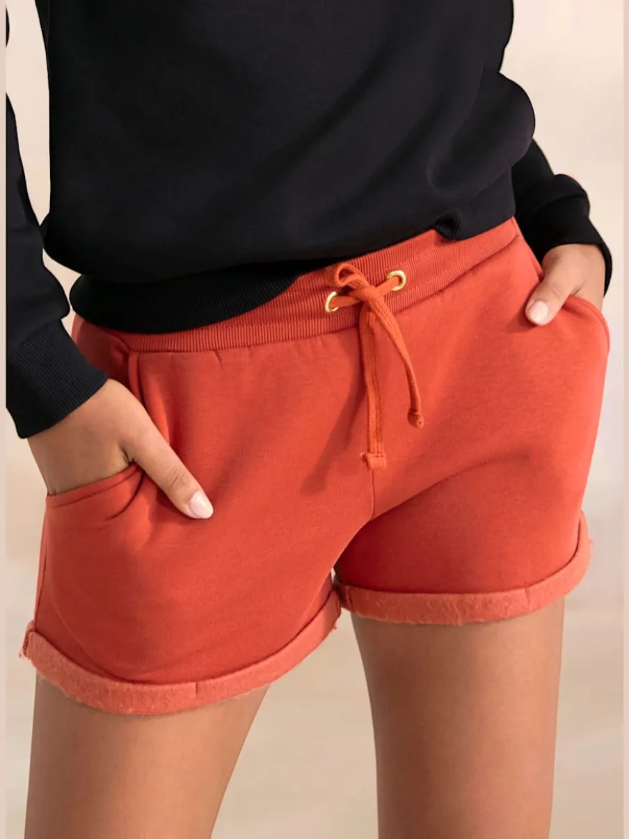 Short en matière sweat avec ceinture à coulisse et poches latérales