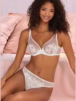 String extravagant avec nœuds décoratifs et accessoires devant sur le côté