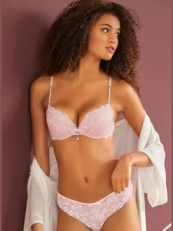 String extravagant en dentelle florale raffinée