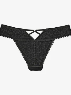 String séduisant avec découpe élégante au centre devant