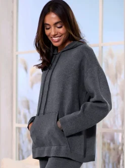 Sweat à capuche en tricot doux avec manches longues et logo tricoté