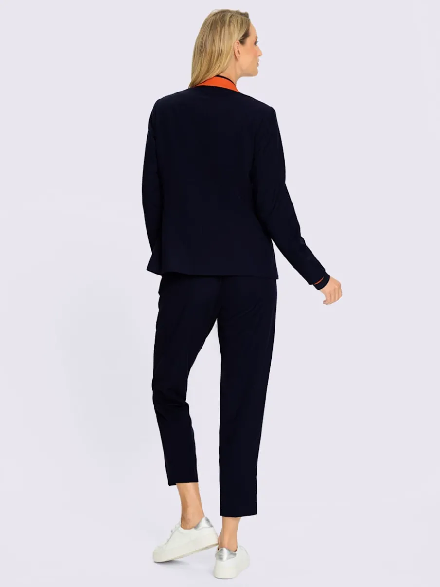 Tailleur pantalon avec col à revers et détails contrastés