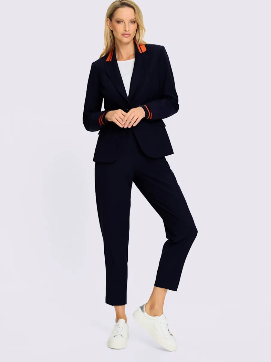 Tailleur pantalon avec col à revers et détails contrastés
