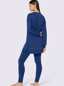 Tenue détente avec haut à col V et leggings ajustés