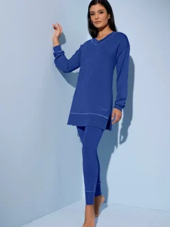 Tenue détente avec haut à col V et leggings ajustés